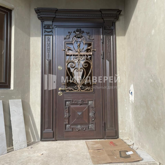 Эксклюзивная дверь с художественной ковкой - фото